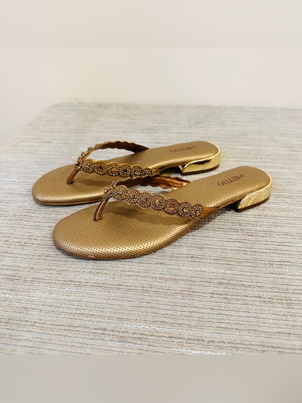 METRO Women's Gold Embellished Thong Sandals Flat Flip Flops Jewel Beaded Sz 8